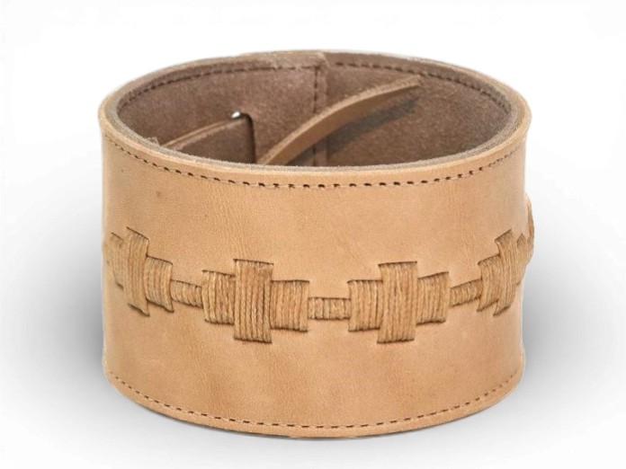 Posamate de cuero bordado pampa grande