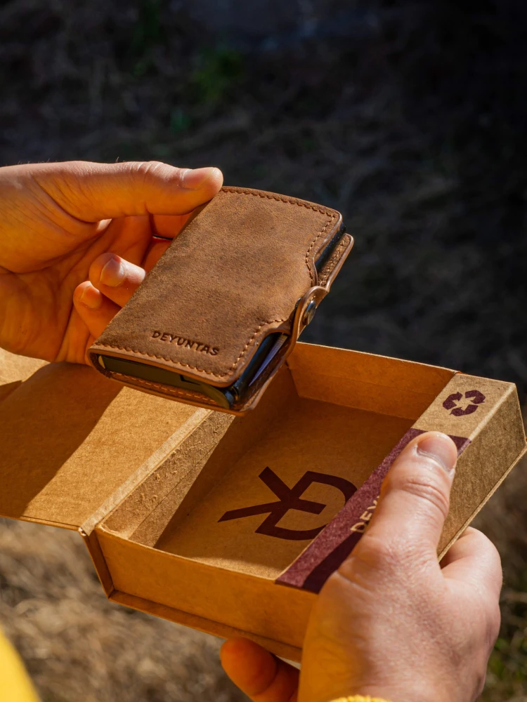 Porta documentos DEYUNTAS de cuero anti clonaci�n