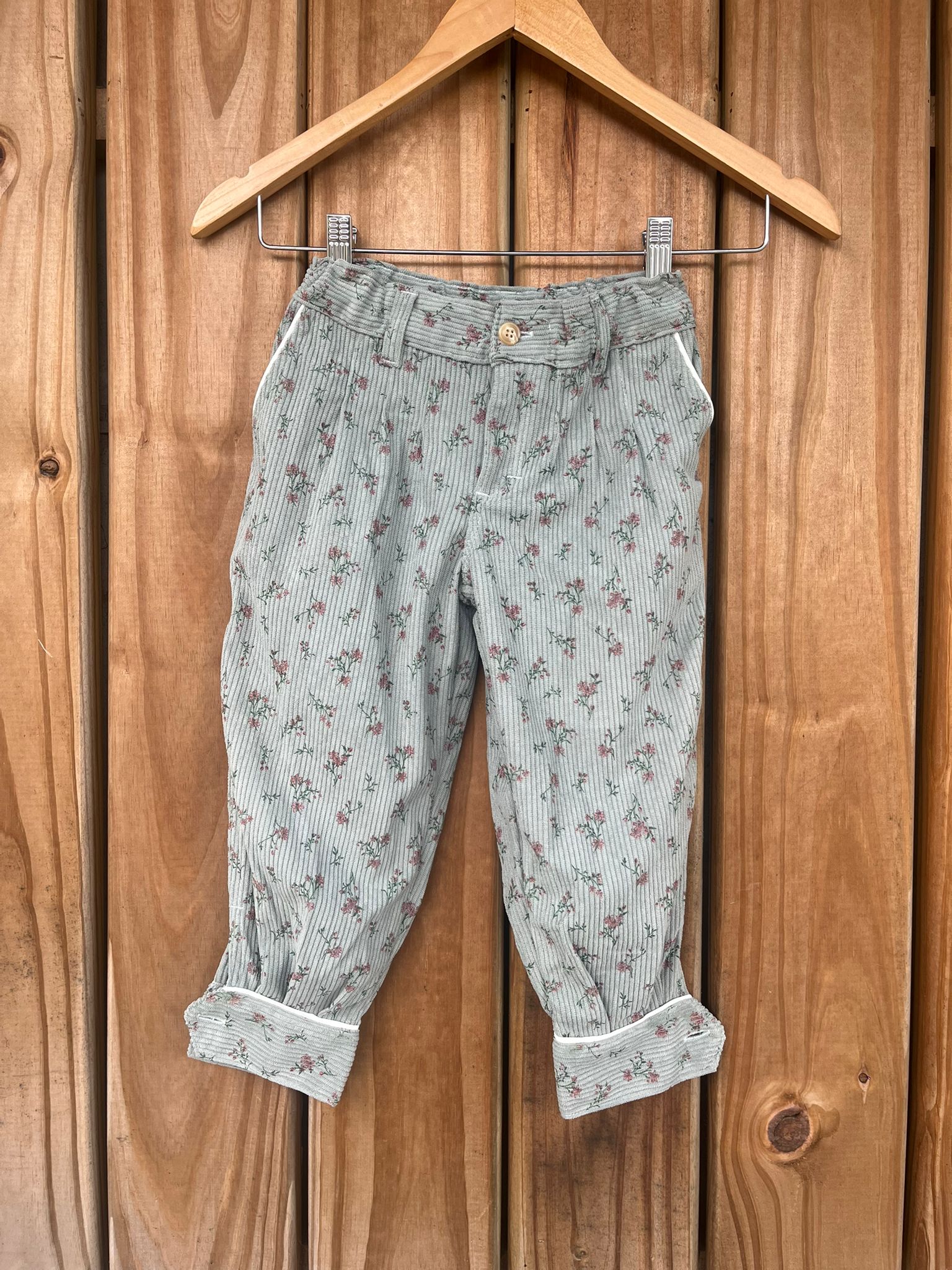 CHARABON Bombacha pana verde floreada 